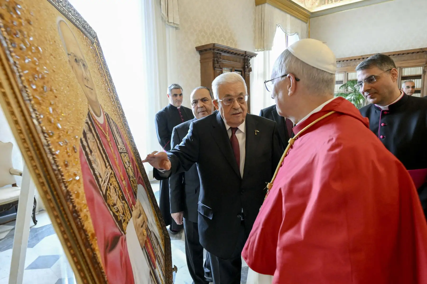 El Papa León XIV durante una reunión con el presidente palestino Mahmud Abbas en el Vaticano. AFP