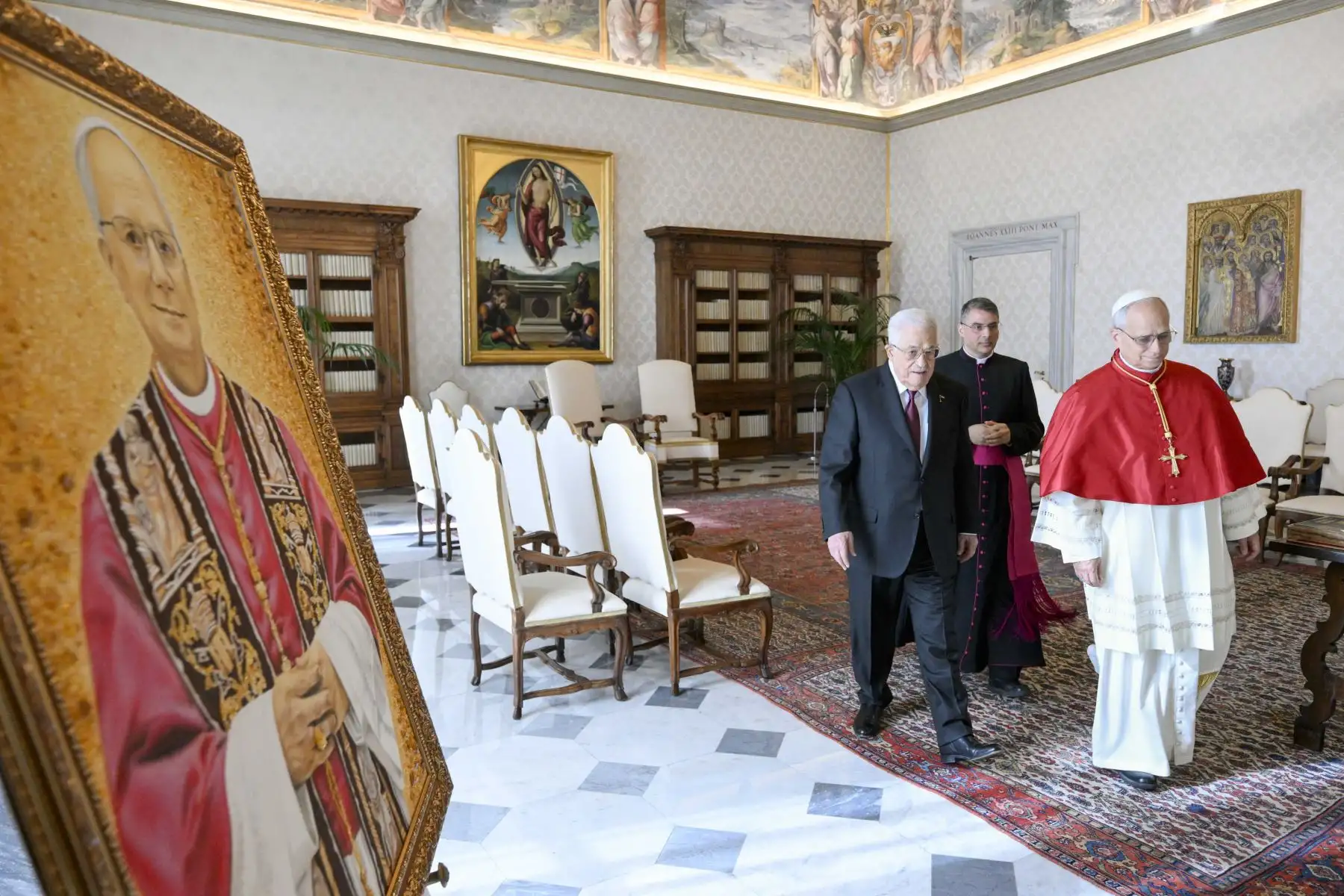 El Papa León XIV durante una reunión con el presidente palestino Mahmud Abbas en el Vaticano. AFP