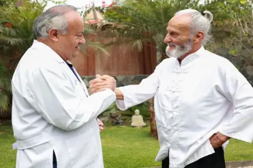 Hace más de un año, ‘Wayo’ enfrentó su combate más duro: un infarto que lo obligó a detener su entrenamiento. Superó la crisis, pero meses después su corazón volvió a enviarle señales. Una tomografía en el Instituto Nacional Cardiovascular (INCOR), del Seguro Social de Salud (EsSalud), confirmó una enfermedad coronaria crónica que requería intervención inmediata.ANDINA