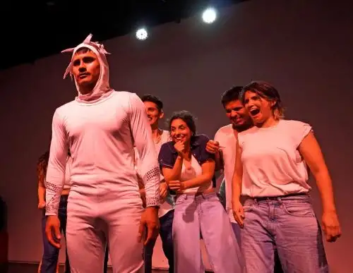 La Compañía de Teatro Físico presenta La Ciudad de las Delicias.