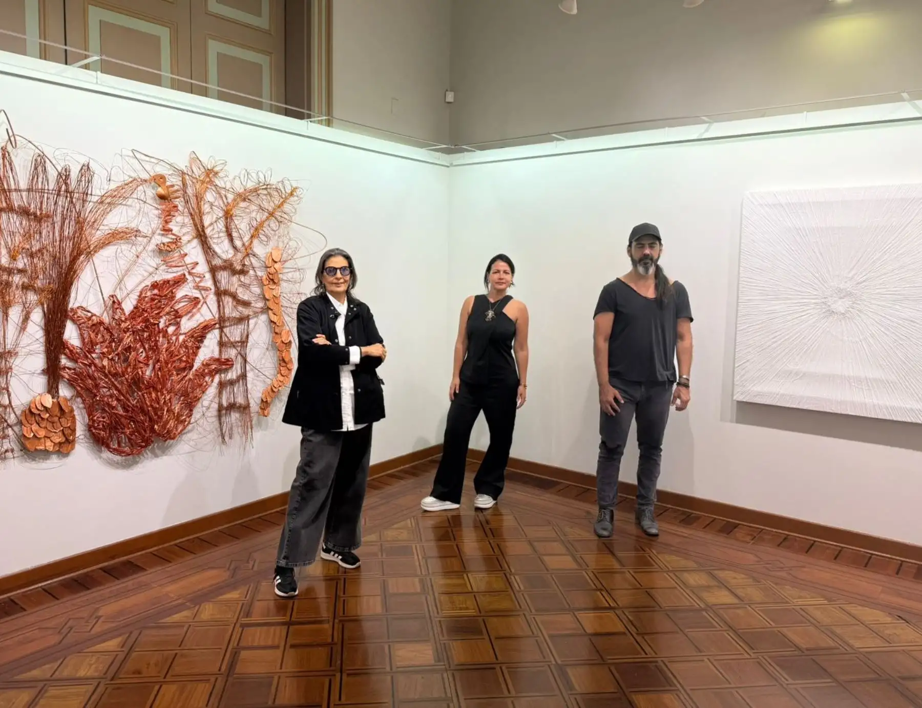 Cosmovisión: tres artistas dialogan con la naturaleza desde la cerámica, pigmento y metal.