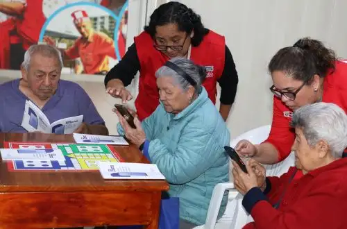 Adultos mayores del programa Pensión 65 aprenden a hacer videollamadas para conectarse con sus familiares. ANDINA/Difusión