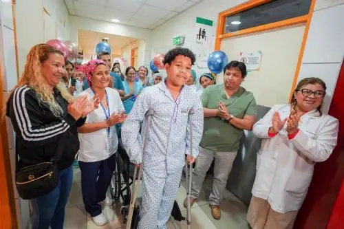 INSN de San Borja da de alta a chico de 14 años por cirugía pediátrica en su cadera que le permitirá volver a caminar. Foto: Difusión