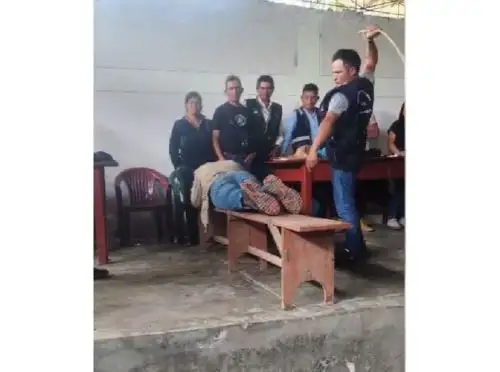El alcalde provincial de Ayabaca, Darwin Quinde Rivera, presentó una denuncia ante la comisaría del distrito tras haber sido azotado públicamente por un grupo de ronderos del caserío de Hualcuy durante una asamblea comunal. ANDINA/Difusión