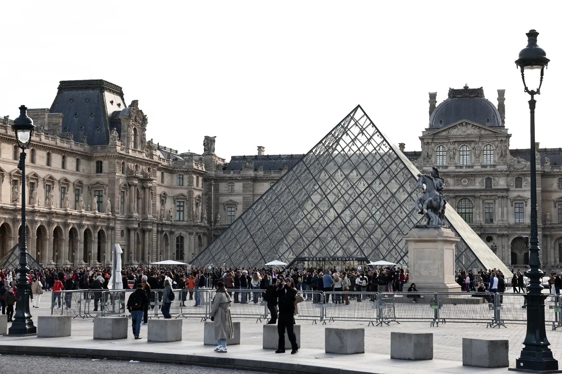 Continúa la investigación para recuperar las joyas de la corona de Francia robadas el 19 de octubre pasado, valoradas en 88 millones de euros, del Museo de Louvre. Foto: AFP