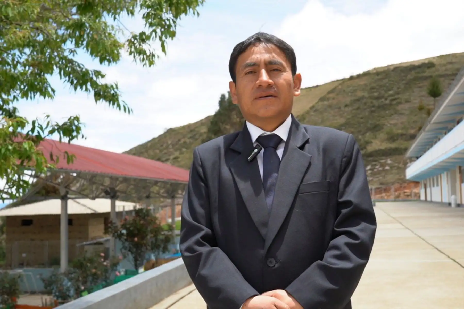 El profesor Alejandro Asencio fue distinguido por su compromiso con la lectura y con sus alumnos. Foto: Derrama-Crisol/Difusión