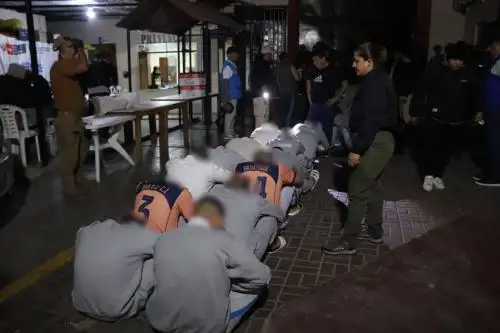 El traslado de adolescentes, considerados de alta peligrosidad, se realiza en el marco de las normas de seguridad y control de centros juveniles. Foto: Pronacej