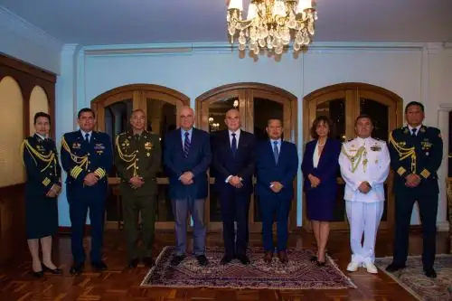 Jefe del Gabinete, Ernesto Álvarez, se reunió en Bolivia con funcionarios de la Embajada del Perú