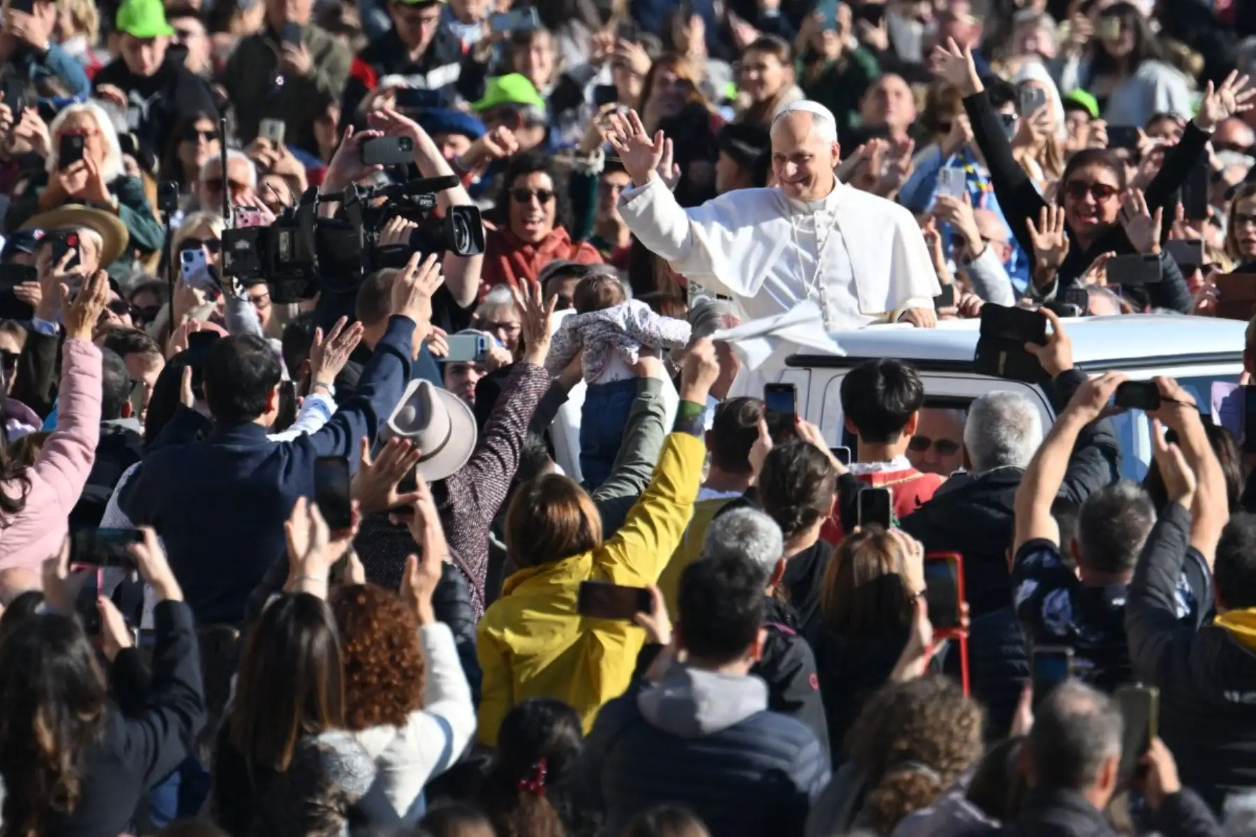 El Papa León XIV saluda a su llegada a la audiencia jubilar en la plaza de San Pedro en el Vaticano el 8 de noviembre de 2025. Foto: AFP
