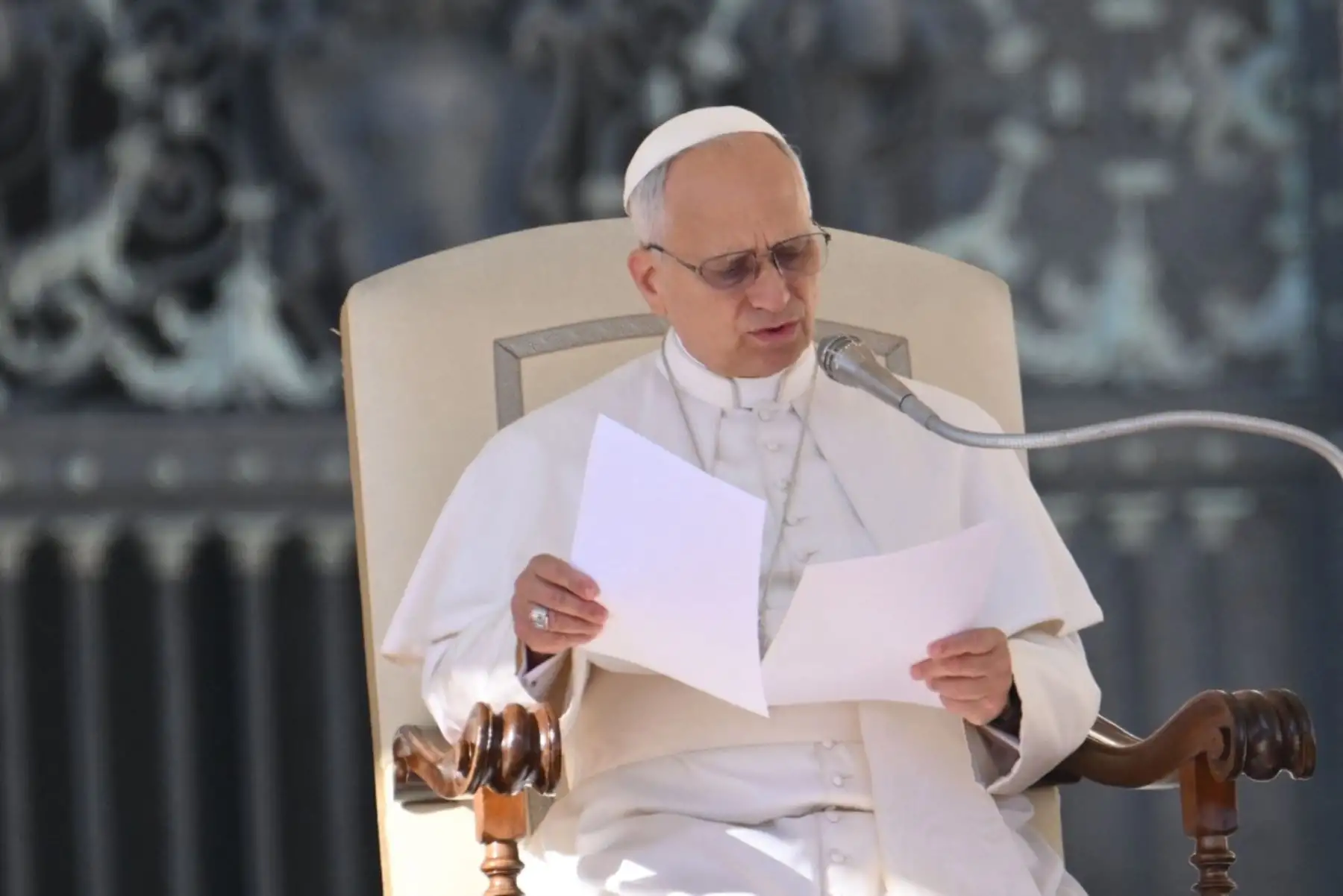 El Papa León XIV lee su discurso durante la audiencia jubilar en la plaza de San Pedro en el Vaticano el 8 de noviembre de 2025. Foto: AFP