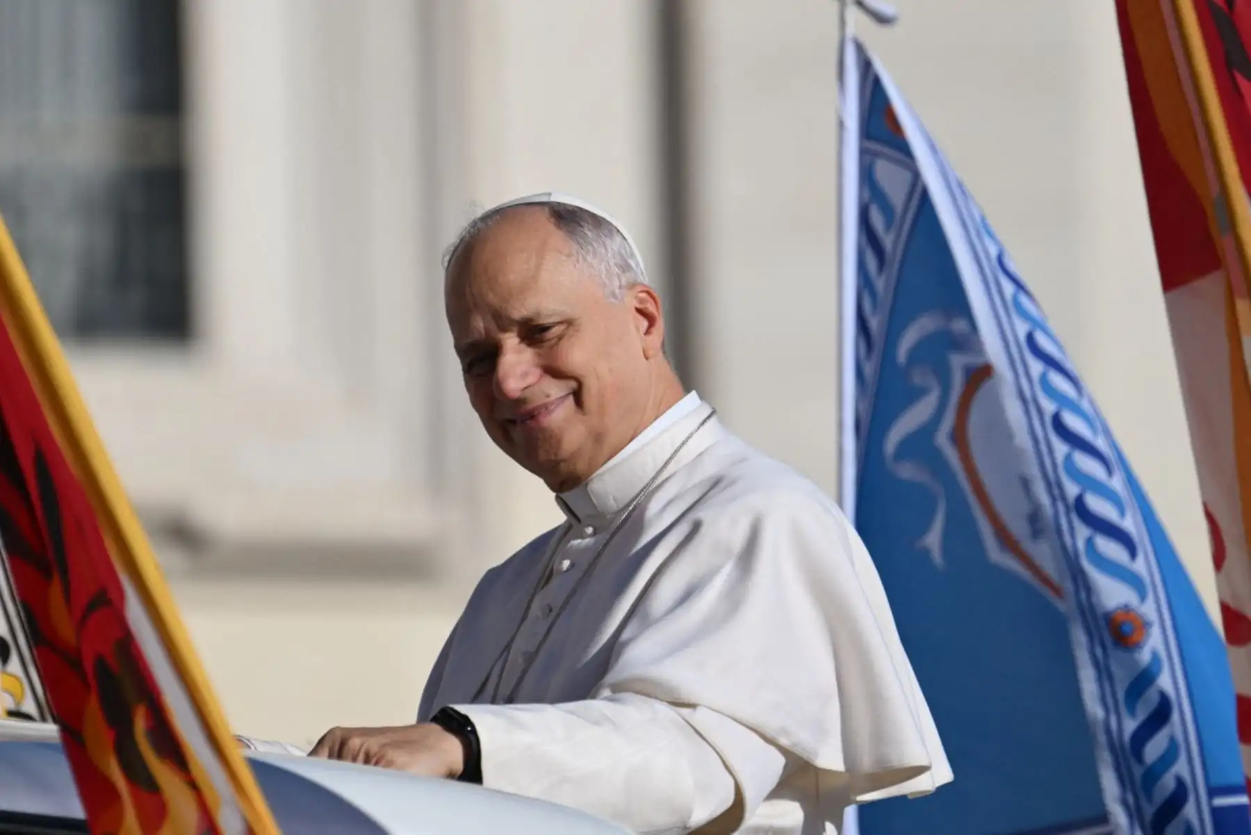 El Papa León XIV observa las banderas a su llegada para presidir la audiencia jubilar en la plaza de San Pedro en el Vaticano el 8 de noviembre de 2025. Foto: AFP