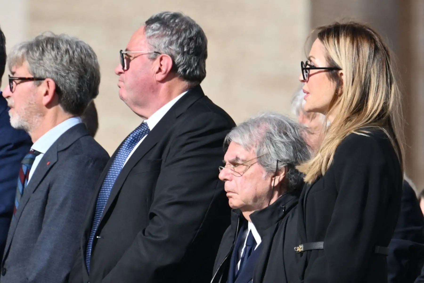El presidente del Consejo Nacional de Economía y Trabajo de Italia, Renato Brunetta, y su esposa, Tommasa Titta Giovannoni, observan mientras asisten a la audiencia jubilar en la plaza de San Pedro en el Vaticano el 8 de noviembre de 2025. Foto: AFP