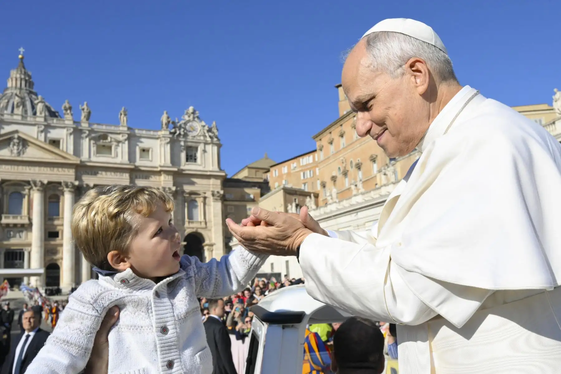 Una fotografía distribuida por Vatican Media muestra al Papa León XIV durante la Audiencia por el Jubileo del Mundo del Trabajo en la Plaza de San Pedro en la Ciudad del Vaticano, el 8 de noviembre de 2025. Foto: VATICAN MEDIA / EFE