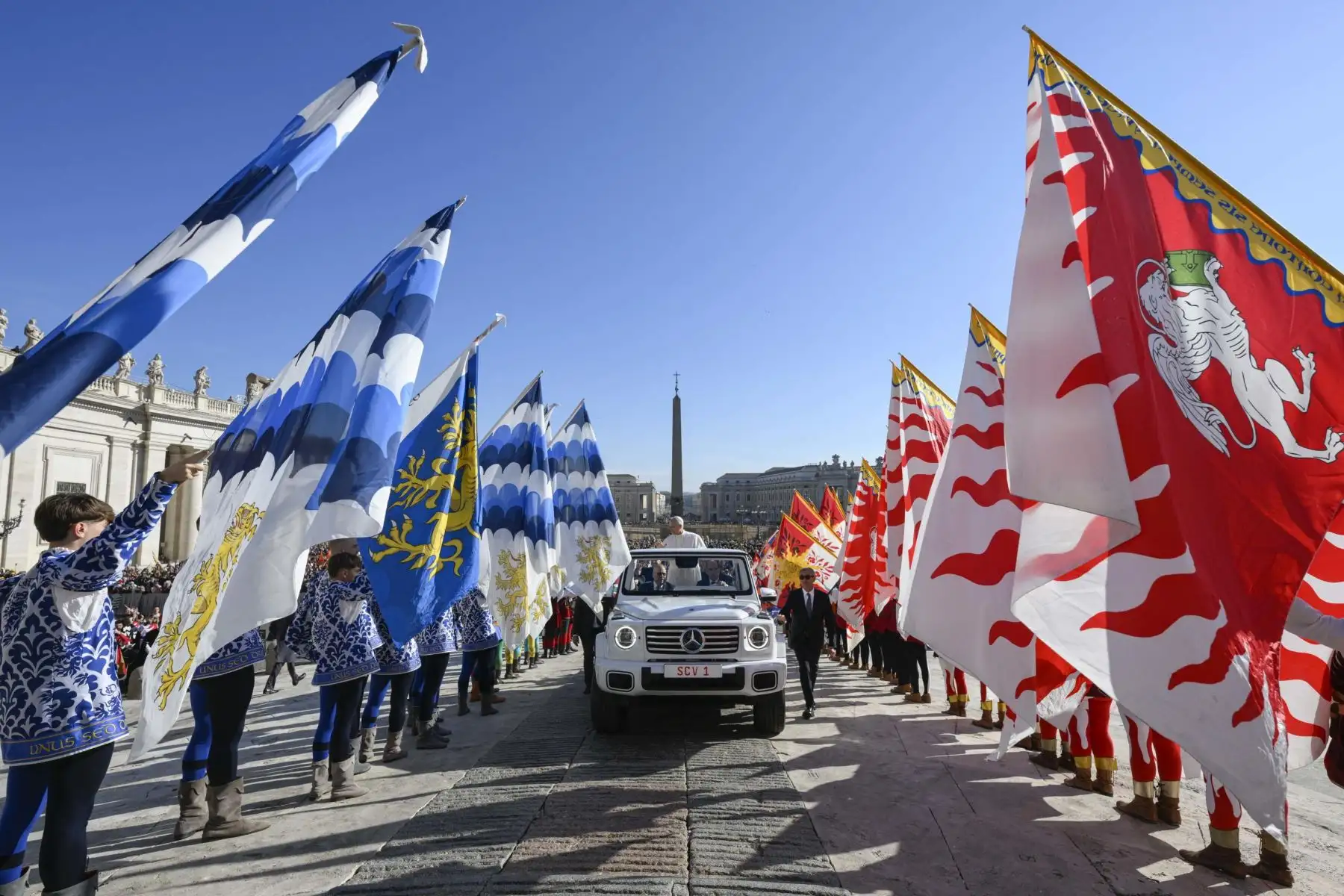 Una fotografía distribuida por Vatican Media muestra al Papa León XIV durante la Audiencia por el Jubileo del Mundo del Trabajo en la Plaza de San Pedro en la Ciudad del Vaticano, el 8 de noviembre de 2025. Foto: VATICAN MEDIA / EFE