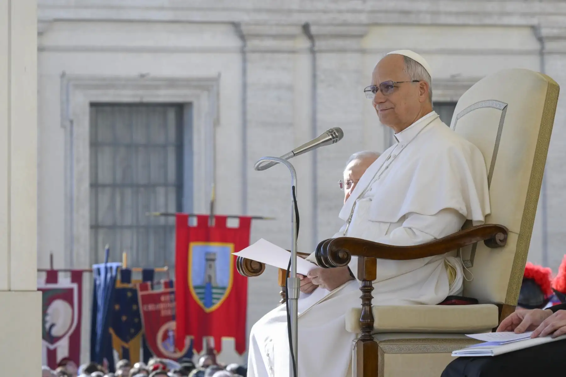 Una fotografía distribuida por Vatican Media muestra al Papa León XIV durante la Audiencia por el Jubileo del Mundo del Trabajo en la Plaza de San Pedro en la Ciudad del Vaticano, el 8 de noviembre de 2025. Foto: VATICAN MEDIA / EFE