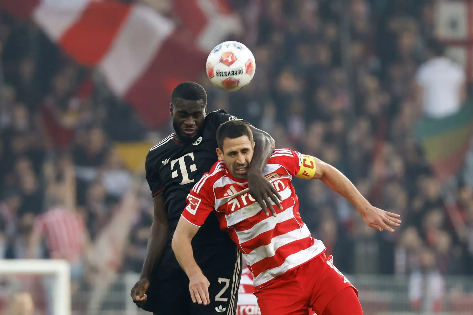 El defensor francés del Bayern Munich, Dayot Upamecano, y el centrocampista alemán del Union Berlin, Rani Khedira, saltan por el balón durante el partido de fútbol de la primera división alemana Bundesliga entre el FC Union Berlin y FC Bayern Munich en Berlín el 8 de noviembre de 2025. Foto: AFP