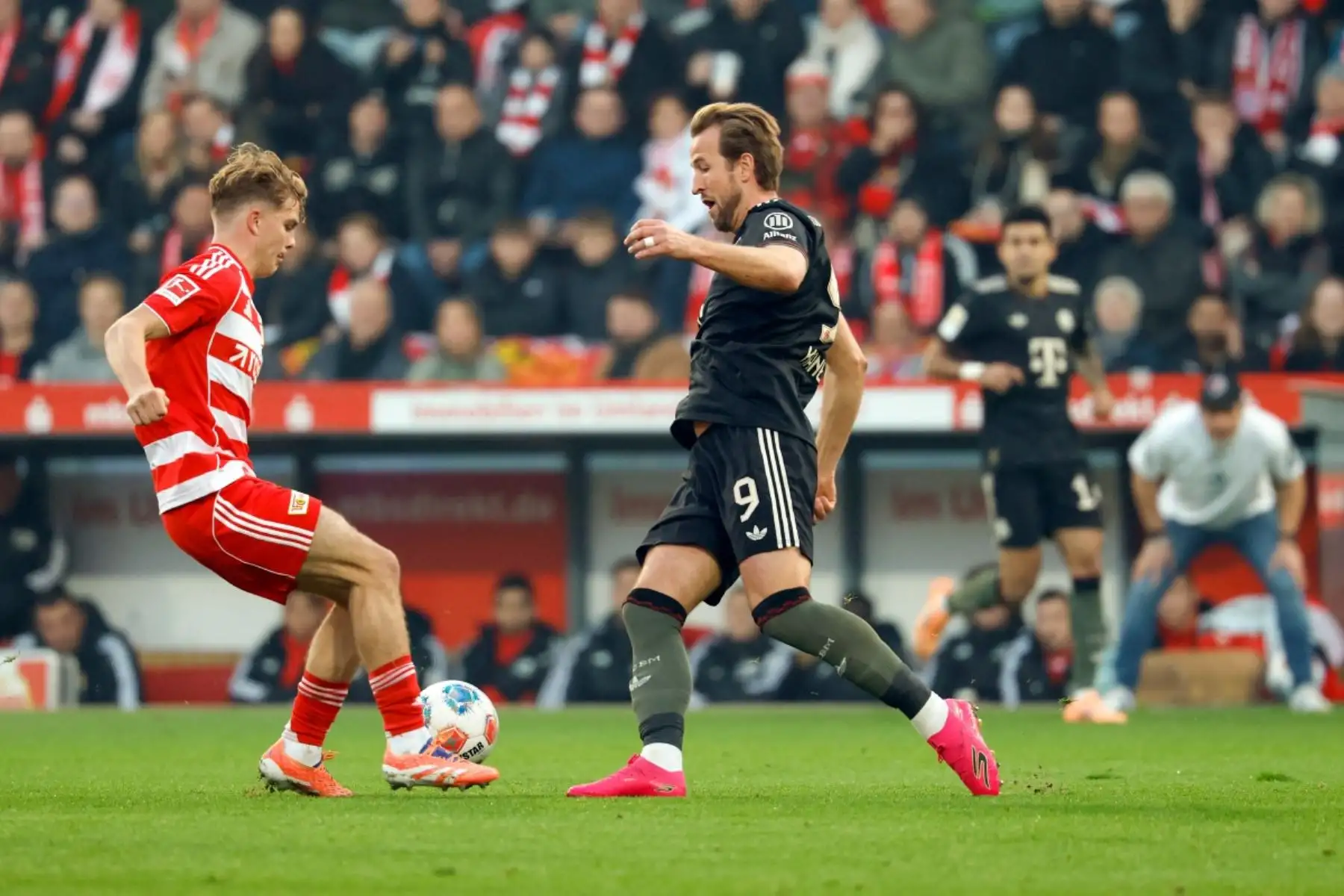 El delantero inglés del Bayern Munich, Harry Kane, y el centrocampista húngaro del Union Berlin, Andras Schaefer, disputan el balón durante el partido de fútbol de la primera división alemana Bundesliga entre el FC Union Berlin y el FC Bayern Munich en Berlín el 8 de noviembre de 2025. Foto: AFP