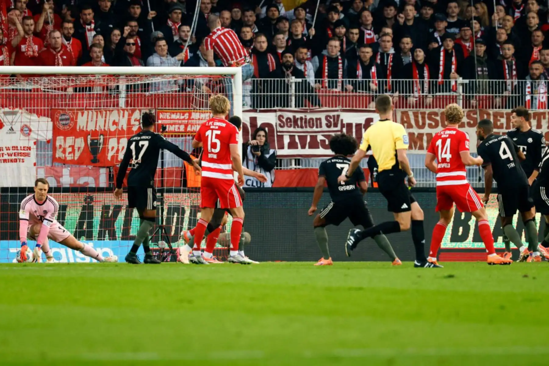 El defensor holandés del Union Berlin, Danilho Doekhi, dispara y anota el primer gol de su equipo ante el portero alemán del Bayern Munich, Manuel Neuer, durante el partido de fútbol de la primera división alemana Bundesliga entre FC Union Berlin y FC Bayern Munich en Berlín el 8 de noviembre de 2025. Foto: AFP