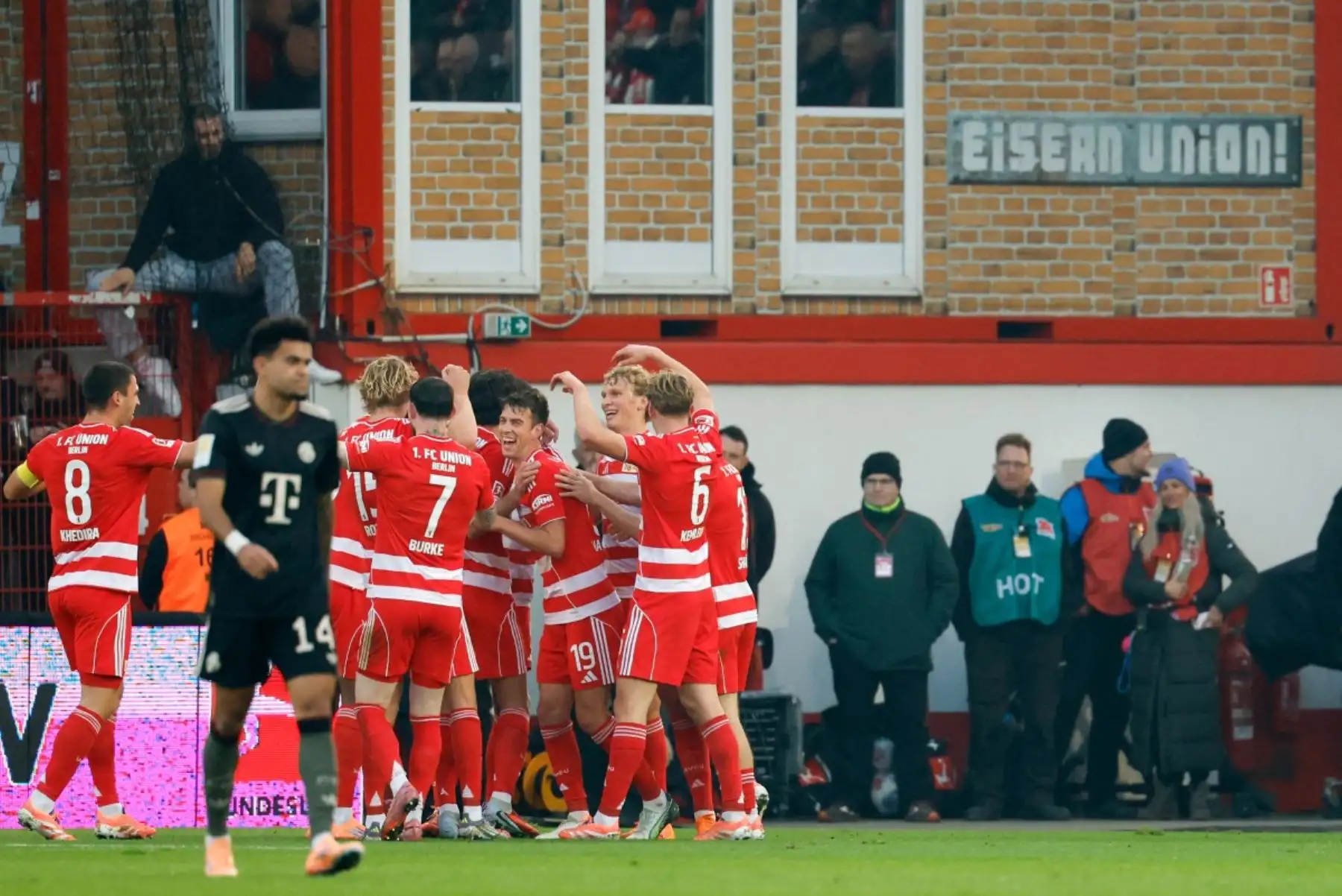 Los jugadores del Union Berlin celebran el primer gol del defensor holandés Danilho Doekhi durante el partido de fútbol de la primera división alemana Bundesliga entre el FC Union Berlin y el FC Bayern Munich en Berlín el 8 de noviembre de 2025. Foto: AFP