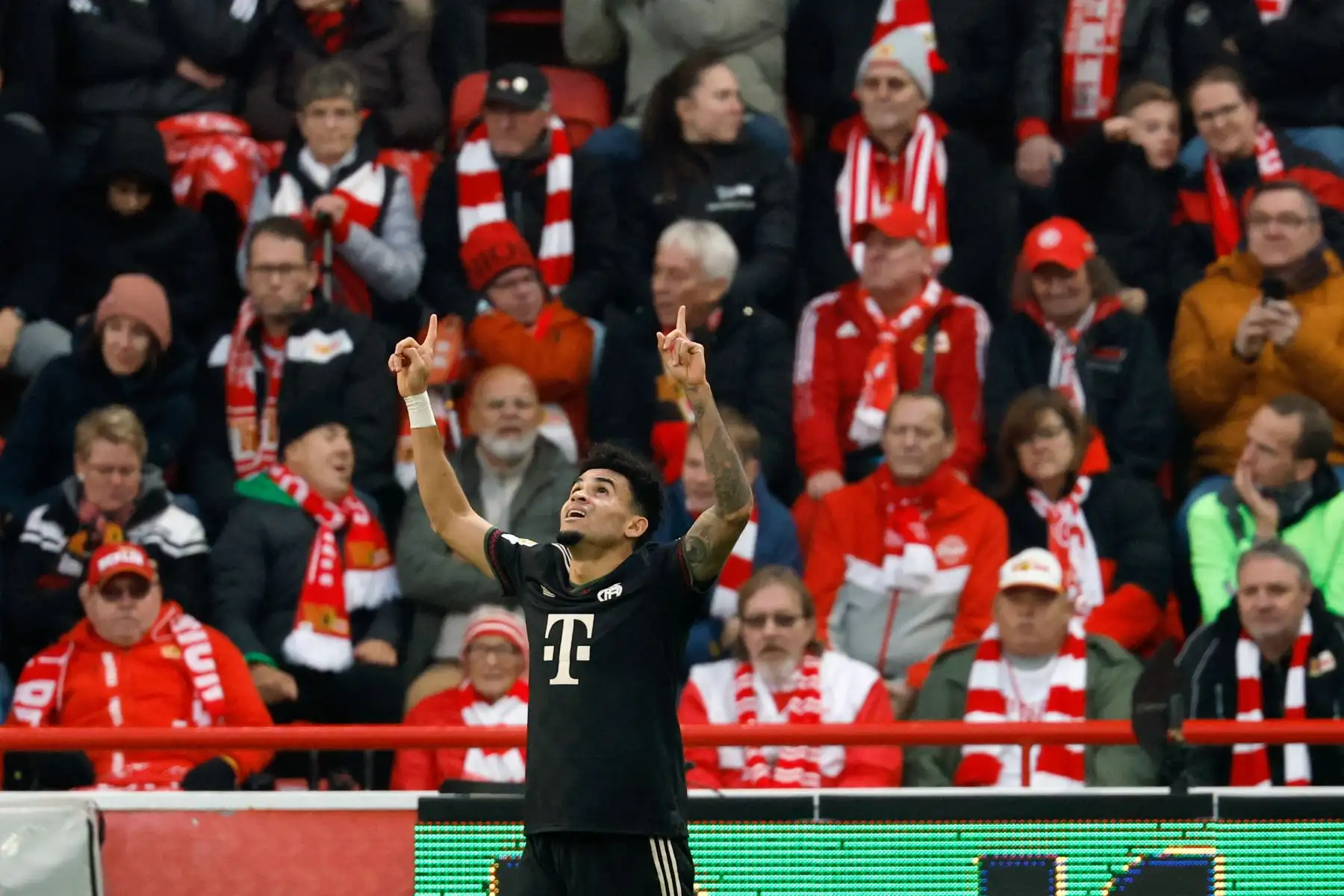 El delantero colombiano del Bayern Munich, Luis Díaz, celebra el primer gol de su equipo frente a los aficionados del Union Berlin durante el partido de la Bundesliga alemana de primera división entre el FC Union Berlin y el FC Bayern Munich en Berlín el 8 de noviembre de 2025. Foto: AFP