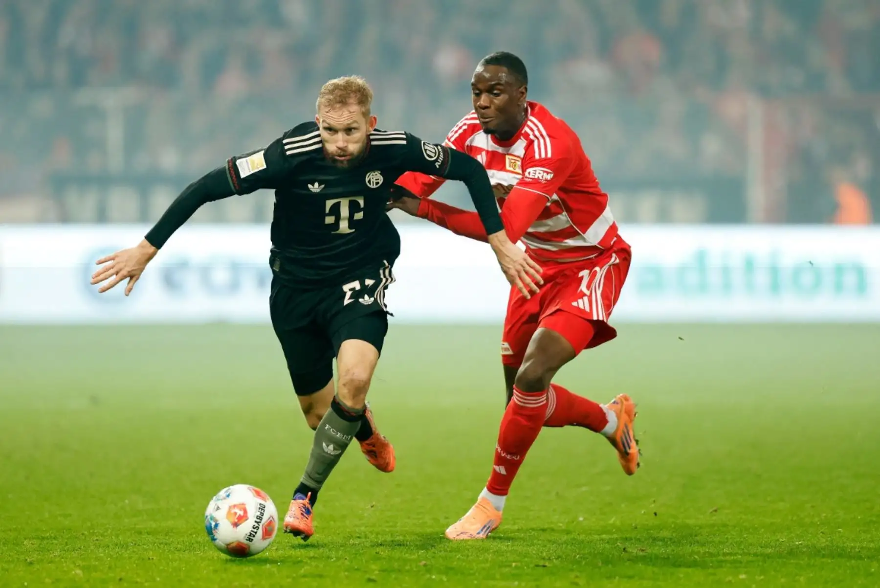 El centrocampista austriaco del Bayern Munich, Konrad Laimer, y el delantero alemán del Union Berlin, Ilyas Ansah, disputan el balón durante el partido de fútbol de la Bundesliga de primera división alemana entre el FC Union Berlin y el FC Bayern Munich en Berlín el 8 de noviembre de 2025. Foto: AFP