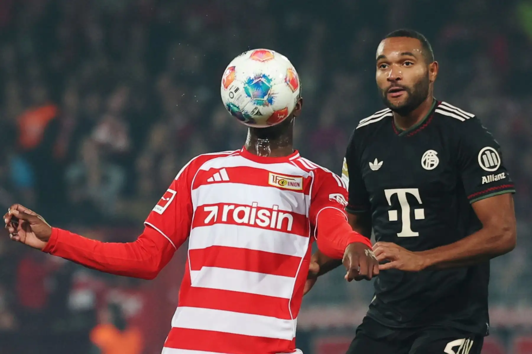 Ilyas Ansah del Union Berlin en acción contra Jonathan Tah del Munich durante el partido de fútbol de la Bundesliga alemana entre el Union Berlin y el Bayern Munich en Berlín, Alemania, el 8 de noviembre de 2025. Foto: EFE