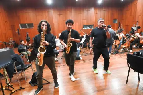 Mauricio Mesones afina detalles para su espectáculo de cumbia sinfónica en el Gran Teatro Nacional