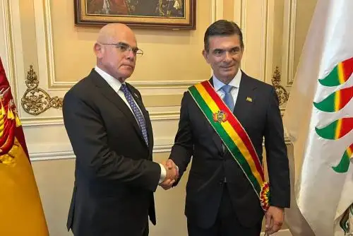 Presidente del Consejo de Ministros, Ernesto Álvarez, presenta saludo protocolar a presidente de Bolivia, Rodrigo Paz.