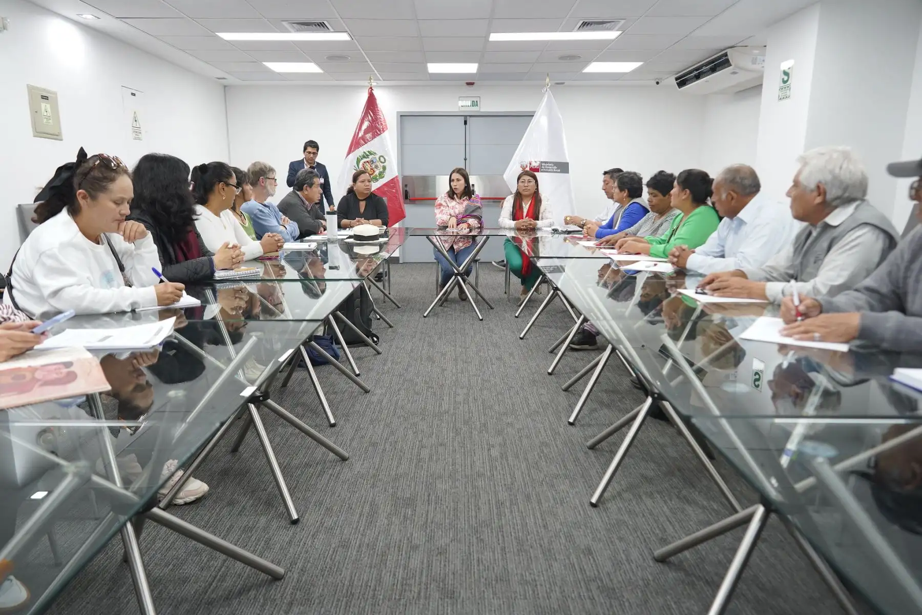 La ministra de Desarrollo e Inclusión Social, Lesly Shica, se reunió con la presidenta de la Red de Ollas Comunes de Lima Metropolitana, Abilia Ramos y acordaron la conformación de una mesa de trabajo que contribuya a potenciar las acciones con las que se busca mejorar la atención alimentaria de la población en situación de vulnerabilidad en todo el territorio nacional. Foto: Midis