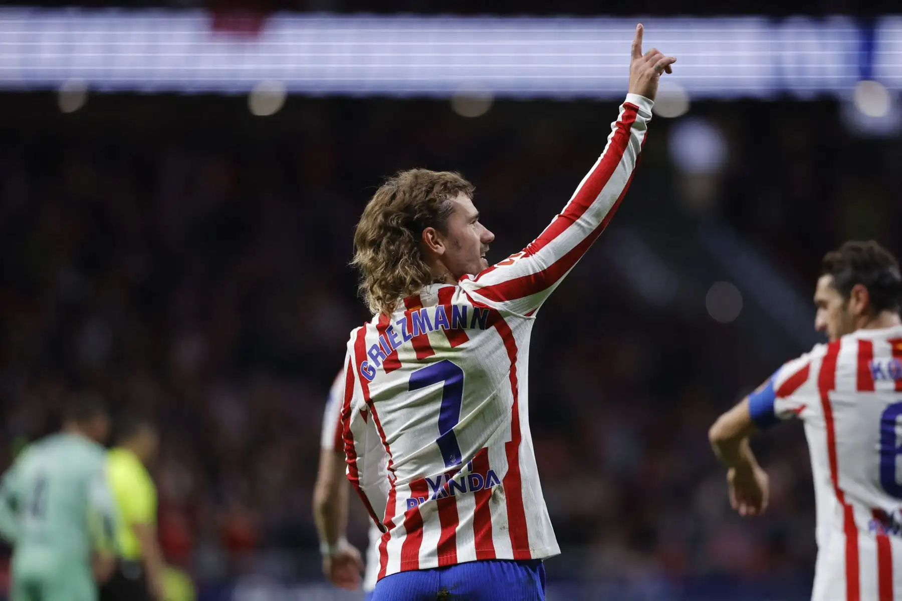 El delantero francés del Atlético de Madrid, Antoine Griezmann (nº 07), celebra el tercer gol de su equipo durante el partido de Liga entre el Club Atlético de Madrid y el Levante UD en el Estadio Metropolitano de Madrid el 8 de noviembre de 2025. (Foto de Oscar DEL POZO / AFP)