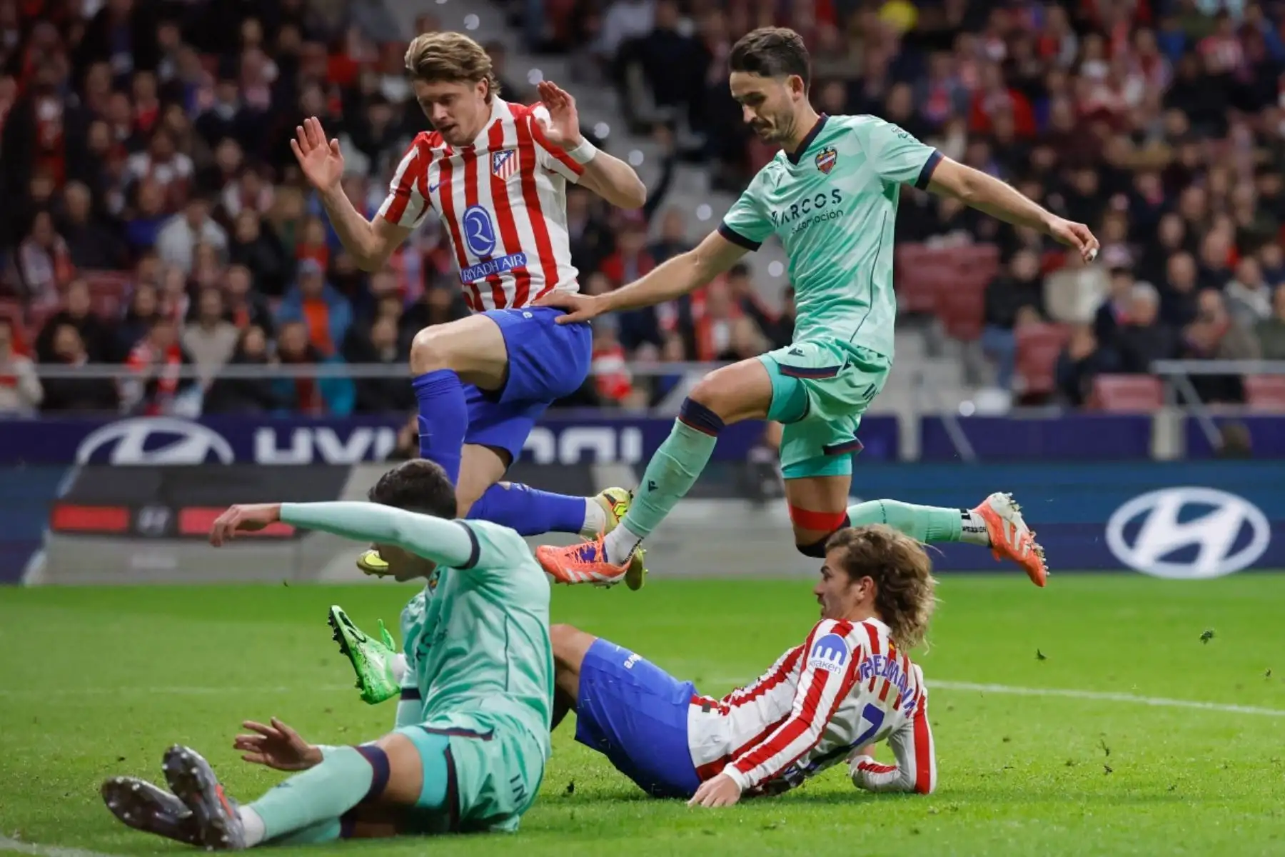 El delantero francés del Atlético de Madrid, Antoine Griezmann (D, abajo), número 7, marca el tercer gol de su equipo durante el partido de Liga entre el Club Atlético de Madrid y el Levante UD en el Estadio Metropolitano de Madrid el 8 de noviembre de 2025. (Foto de Oscar DEL POZO / AFP)