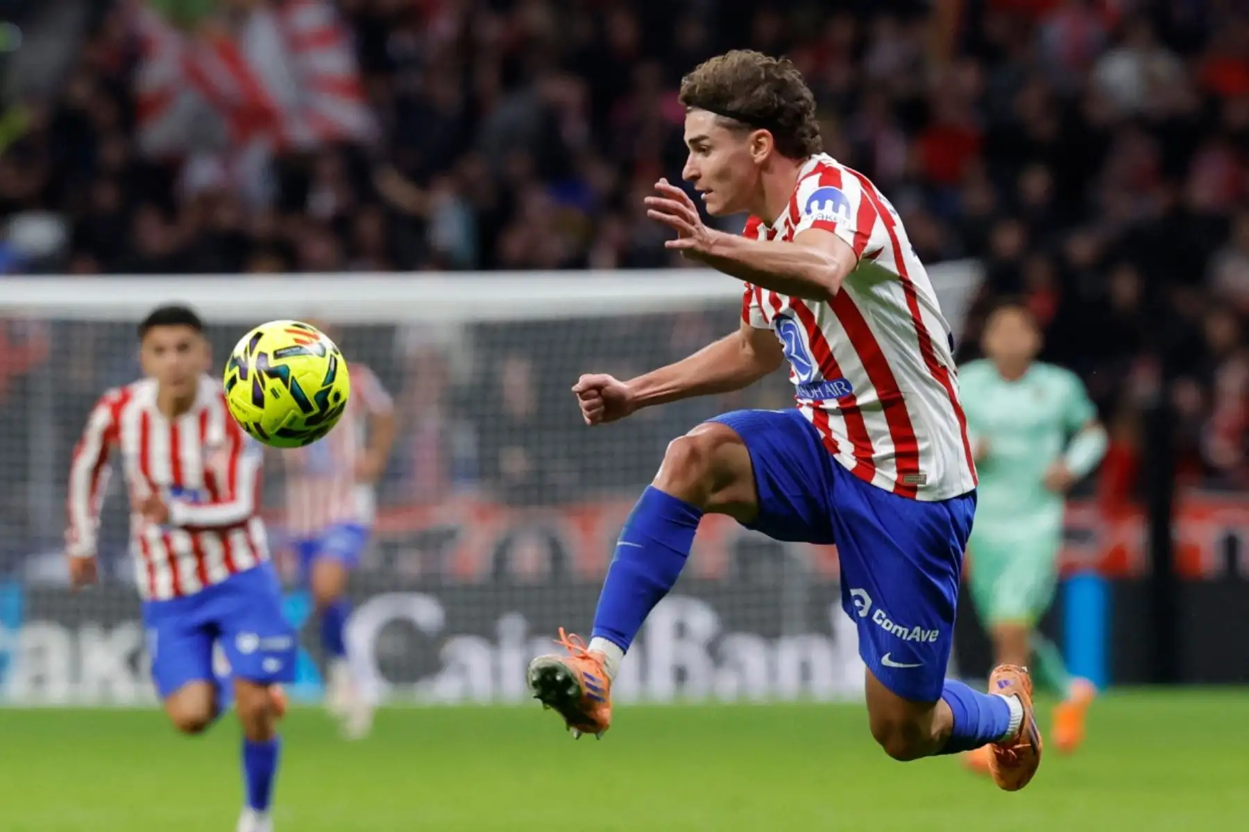 El delantero argentino del Atlético de Madrid, Julian Álvarez (nº 19), salta a por el balón durante el partido de liga español entre el Club Atlético de Madrid y el Levante UD en el Estadio Metropolitano de Madrid el 8 de noviembre de 2025. (Foto de Oscar DEL POZO / AFP)