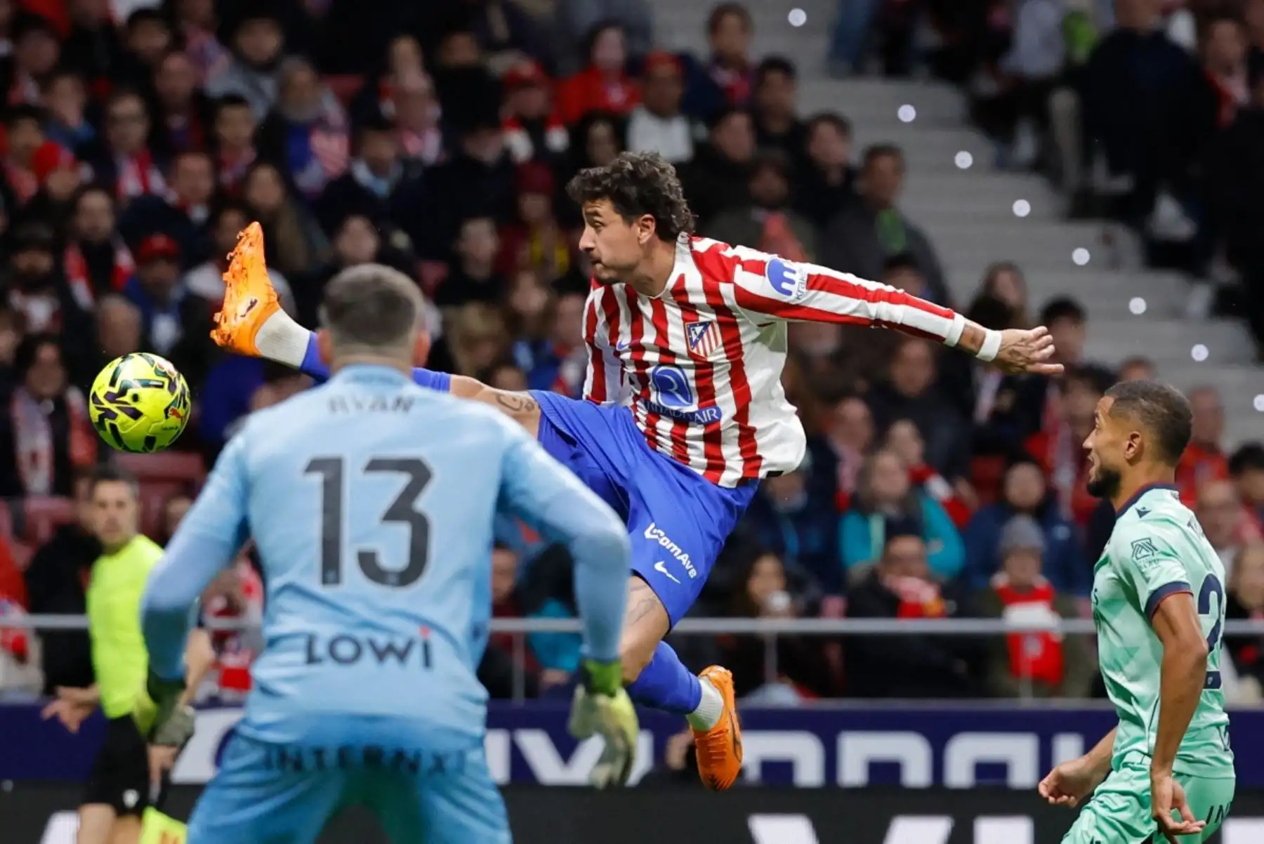 El delantero italiano del Atlético de Madrid, Giacomo Raspadori (nº 22), salta a por el balón durante el partido de liga español entre el Club Atlético de Madrid y el Levante UD en el Estadio Metropolitano de Madrid el 8 de noviembre de 2025. (Foto de Oscar DEL POZO / AFP)