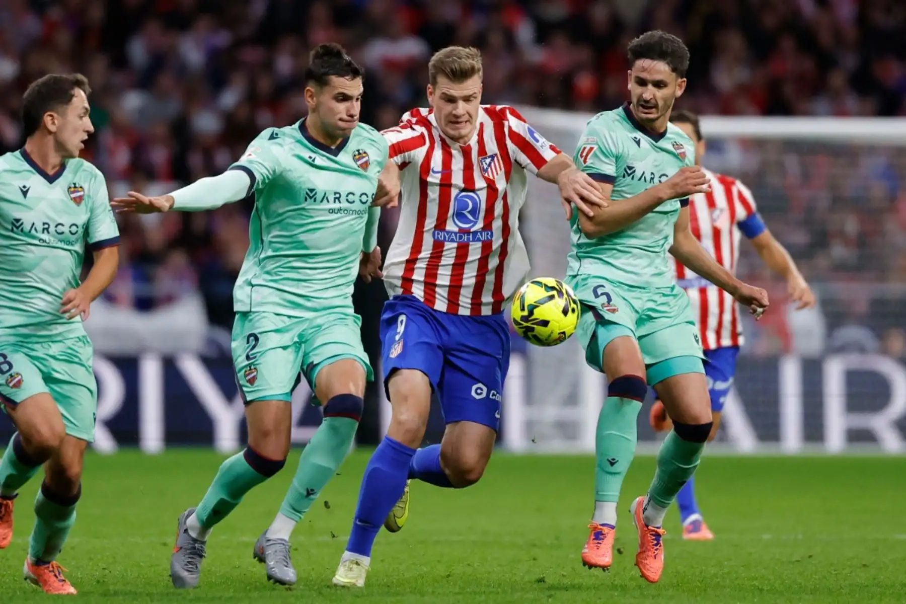 El delantero noruego del Atlético de Madrid, Alexander Sorloth (nº 9), disputa el balón con el defensa argentino del Levante, Matías Agustín Moreno (nº 2), y el defensa español del Levante, Unai Elgezabal (nº 5), durante el partido de Liga entre el Club Atlético de Madrid y el Levante UD en el Estadio Metropolitano de Madrid el 8 de noviembre de 2025. (Foto de Oscar DEL POZO / AFP)
