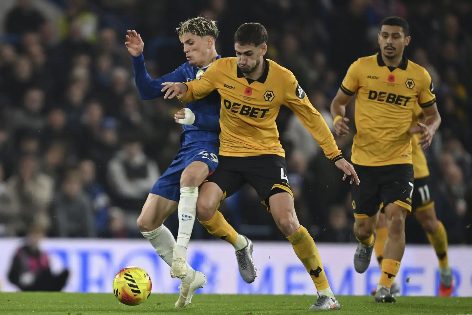 Alejandro Garnacho del Chelsea y Santiago Bueno del Wolverhampton Wanderers en acción durante el partido de la Premier League inglesa entre el Chelsea FC y el Wolverhampton Wanderers, en Londres, Gran Bretaña, el 8 de noviembre de 2025. Foto: EFE