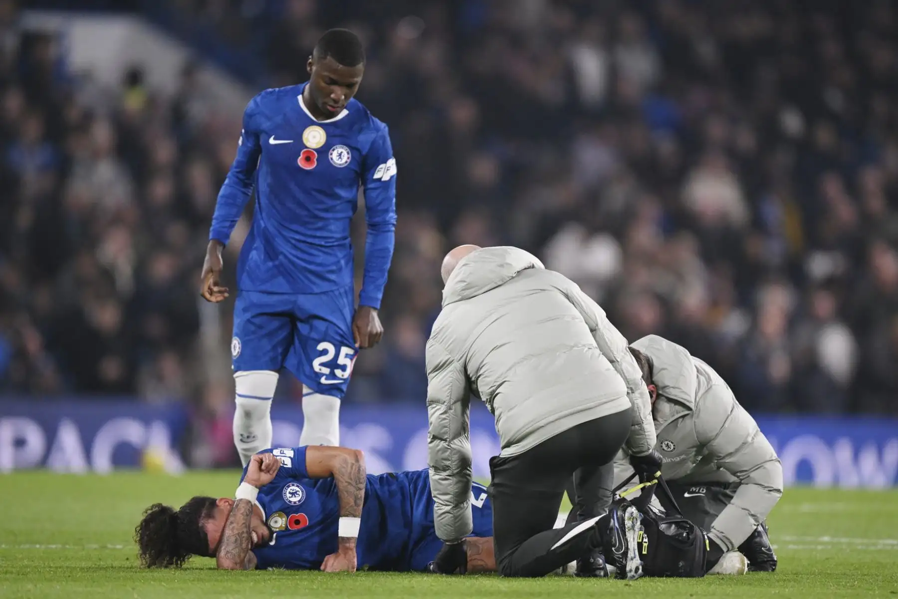 Malo Gusto del Chelsea recibe atención médica durante el partido de la Premier League inglesa entre el Chelsea FC y el Wolverhampton Wanderers, en Londres, Gran Bretaña, el 8 de noviembre de 2025. Foto: EFE