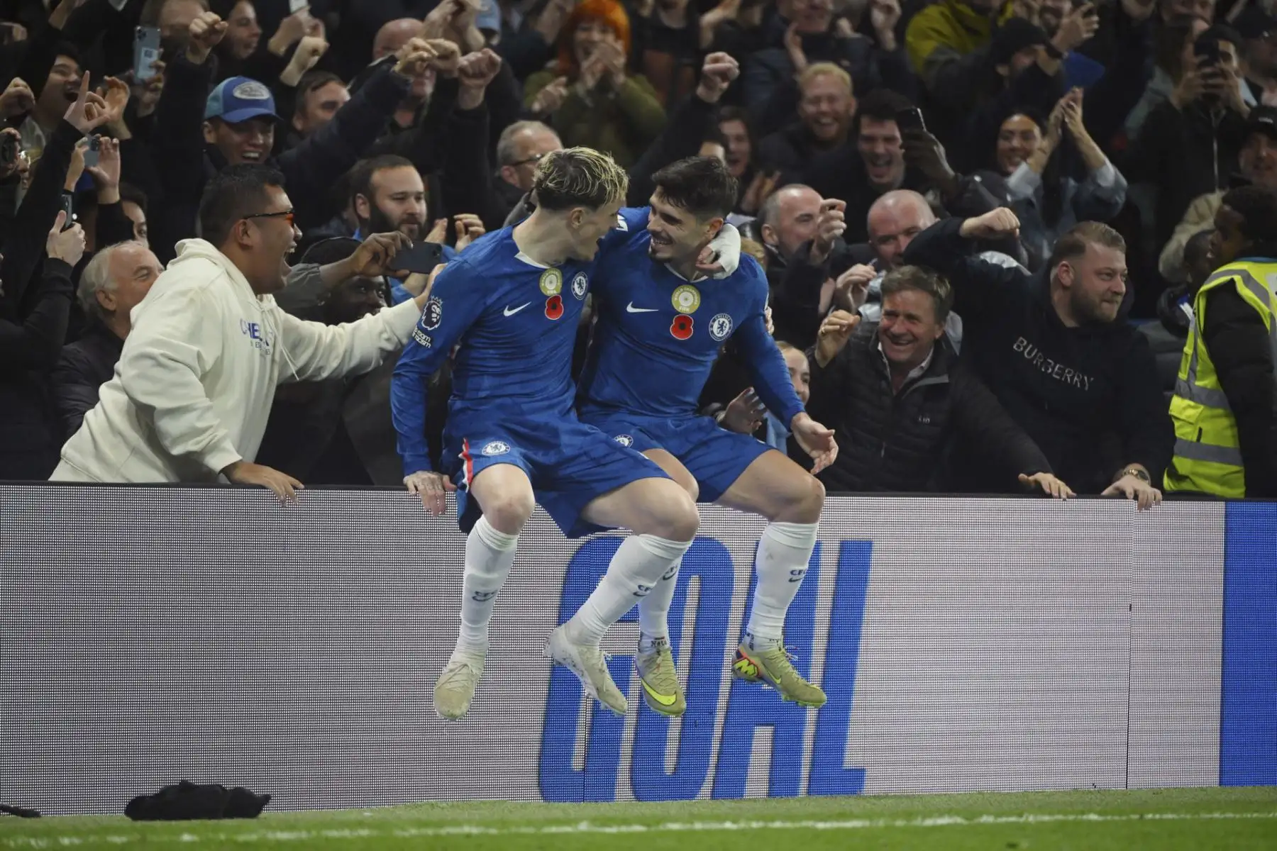 Pedro Neto (R) del Chelsea celebra con su compañero de equipo Alejandro Garnacho, quien lo ayudó a anotar el gol de 3-0 durante el partido de la Premier League inglesa entre el Chelsea FC y el Wolverhampton Wanderers, en Londres, Gran Bretaña, el 8 de noviembre de 2025. Foto: EFE