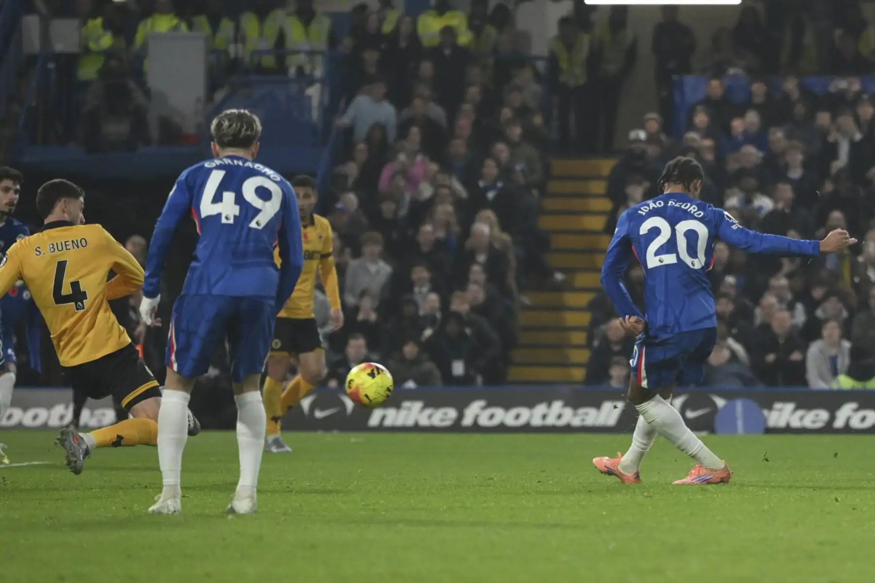 Joao Pedro (R) del Chelsea anotó el gol de 2-0 durante el partido de la Premier League inglesa entre el Chelsea FC y el Wolverhampton Wanderers, en Londres, Gran Bretaña, el 8 de noviembre de 2025. Foto: EFE