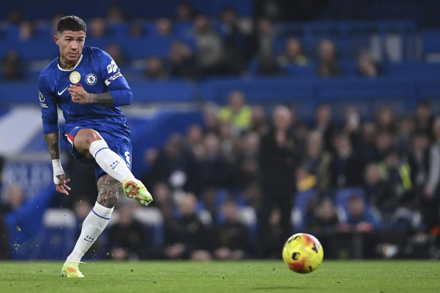 Enzo Fernández del Chelsea en acción durante el partido de la Premier League inglesa entre el Chelsea FC y el Wolverhampton Wanderers, en Londres, Gran Bretaña, el 8 de noviembre de 2025. Foto: EFE