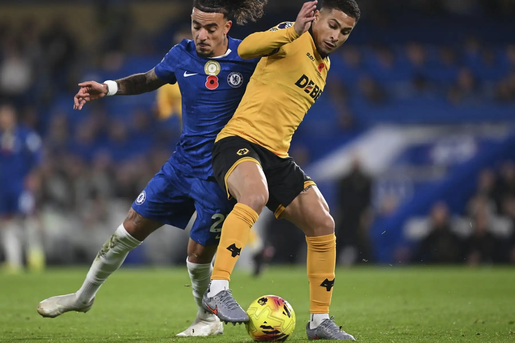 Malo Gusto (Ir) del Chelsea y Joao Gomes del Wolverhampton Wanderers en acción durante el partido de la Premier League inglesa entre el Chelsea FC y el Wolverhampton Wanderers, en Londres, Gran Bretaña, el 8 de noviembre de 2025. Foto: EFE