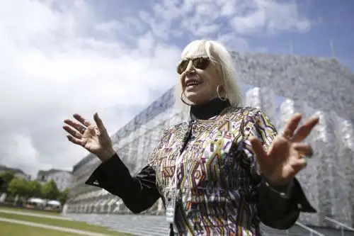 La nueva obra efímera de Minujín, reputada artista pop de 82 años, fue una de mas mayores atracciones de la actual edición de la 