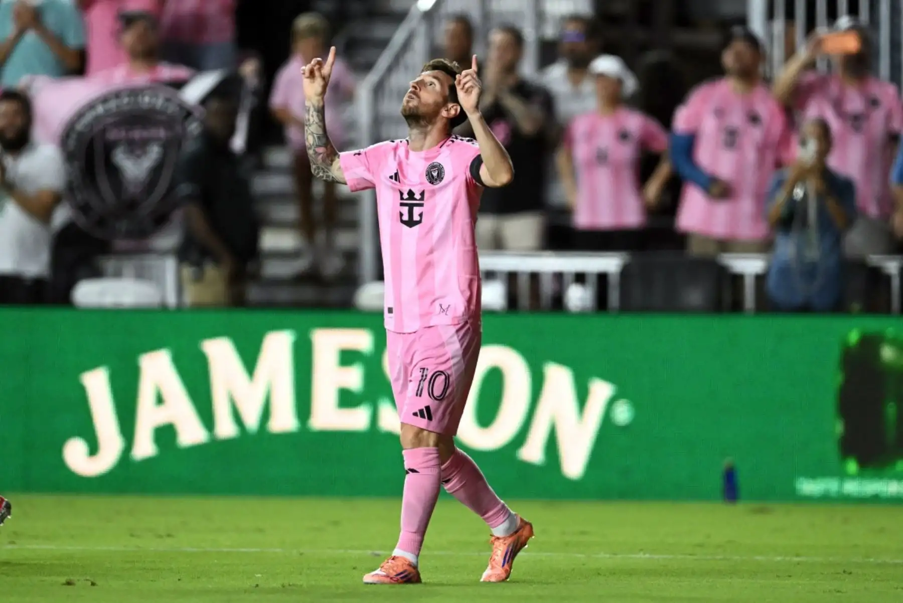 El delantero argentino del Inter Miami, Lionel Messi (número 10), celebra tras marcar un gol durante el partido de playoffs de la Major League Soccer (MLS) entre el Inter Miami y el Nashville SC en el Chase Stadium de Fort Lauderdale, Florida, el 8 de noviembre de 2025. (Foto de Chandan Khanna / AFP)