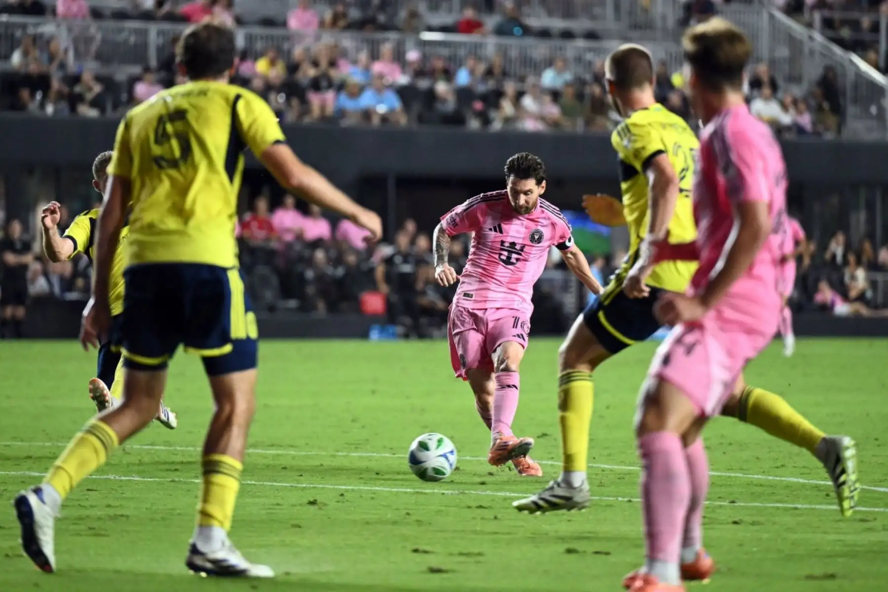El delantero argentino del Inter Miami, Lionel Messi (C), número 10, dispara para marcar su segundo gol durante el partido de playoffs de la Major League Soccer (MLS) entre el Inter Miami y el Nashville SC en el Chase Stadium de Fort Lauderdale, Florida, el 8 de noviembre de 2025. (Foto de CHANDAN KHANNA / AFP)