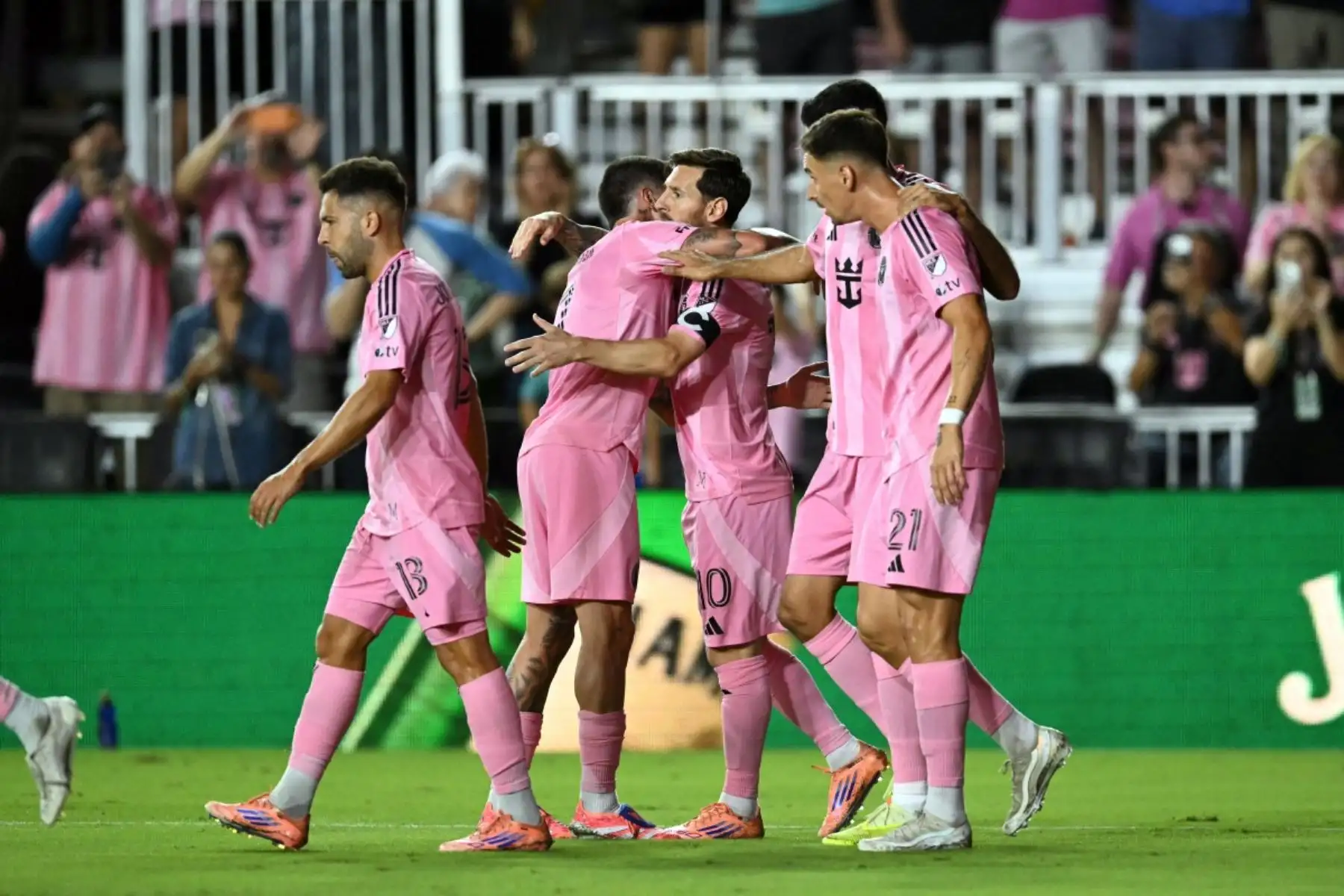 El delantero argentino del Inter Miami, Lionel Messi (C), número 10, celebra con sus compañeros tras marcar un gol durante el partido de playoffs de la Major League Soccer (MLS) entre el Inter Miami y el Nashville SC en el Chase Stadium de Fort Lauderdale, Florida, el 8 de noviembre de 2025. (Foto de Chandan Khanna / AFP)