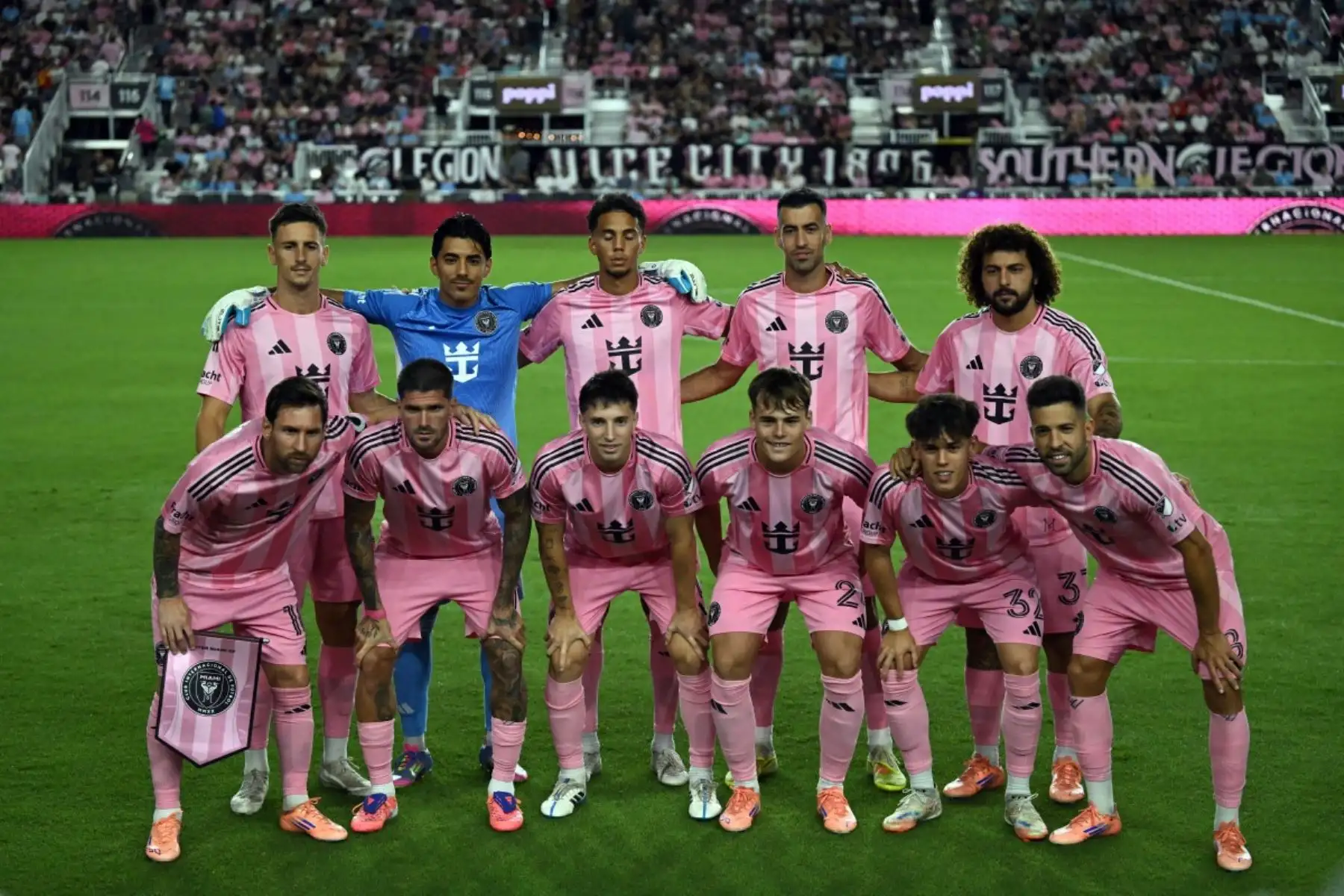 Jugadores del Inter Miami posan para una foto de equipo antes del partido de playoffs de la Major League Soccer (MLS) entre el Inter Miami y el Nashville SC en el Chase Stadium de Fort Lauderdale, Florida, el 8 de noviembre de 2025. (Foto de Chandan Khanna / AFP)