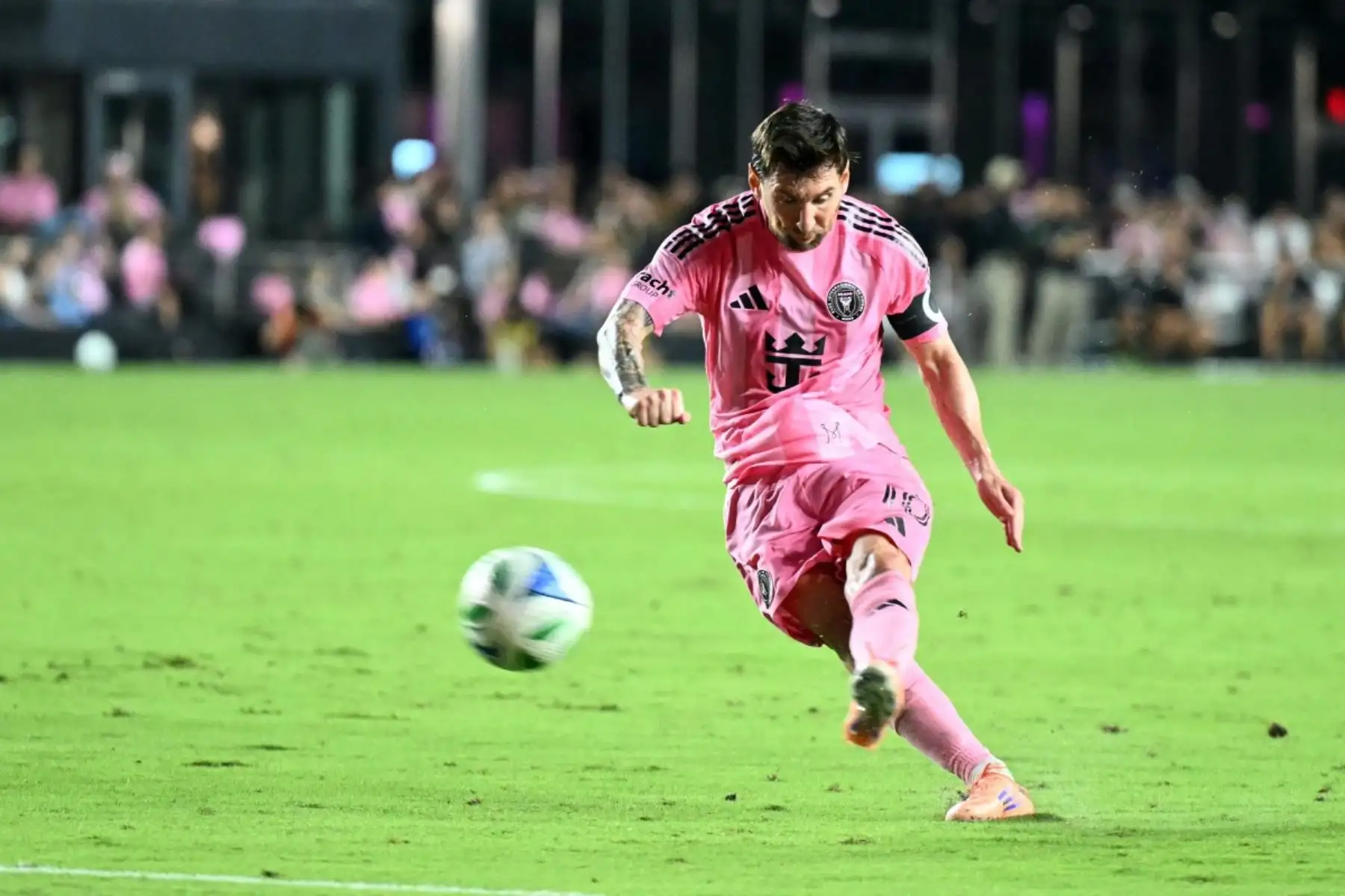 El delantero argentino del Inter Miami, Lionel Messi (número 10), dispara a puerta en un intento de gol durante el partido de playoffs de la Major League Soccer (MLS) entre el Inter Miami y el Nashville SC en el Chase Stadium de Fort Lauderdale, Florida, el 8 de noviembre de 2025. (Foto de CHANDAN KHANNA / AFP)