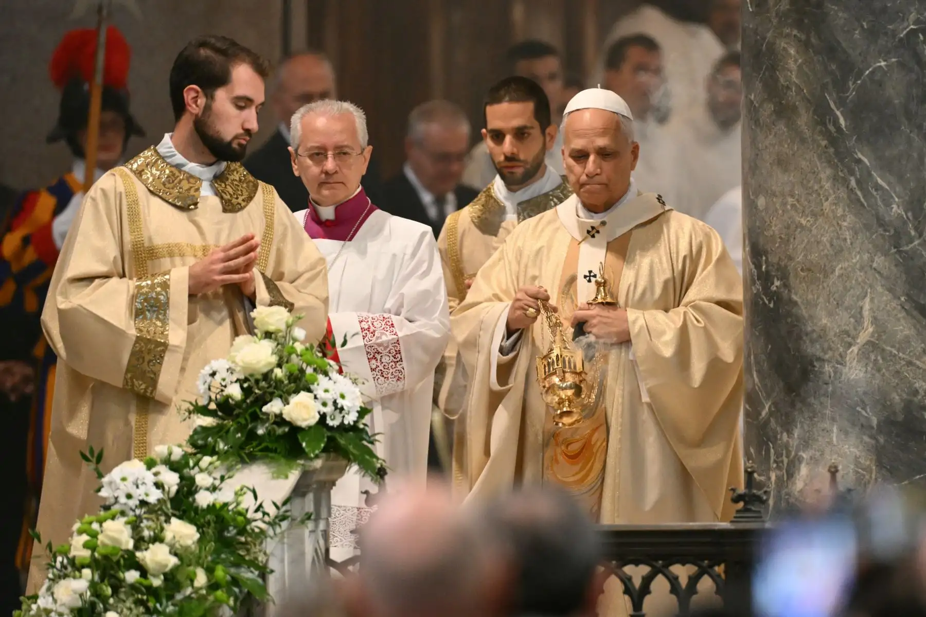 El papa León XIV oficia una misa en la basílica de San Juan de Letrán en Roma. Foto: AFP