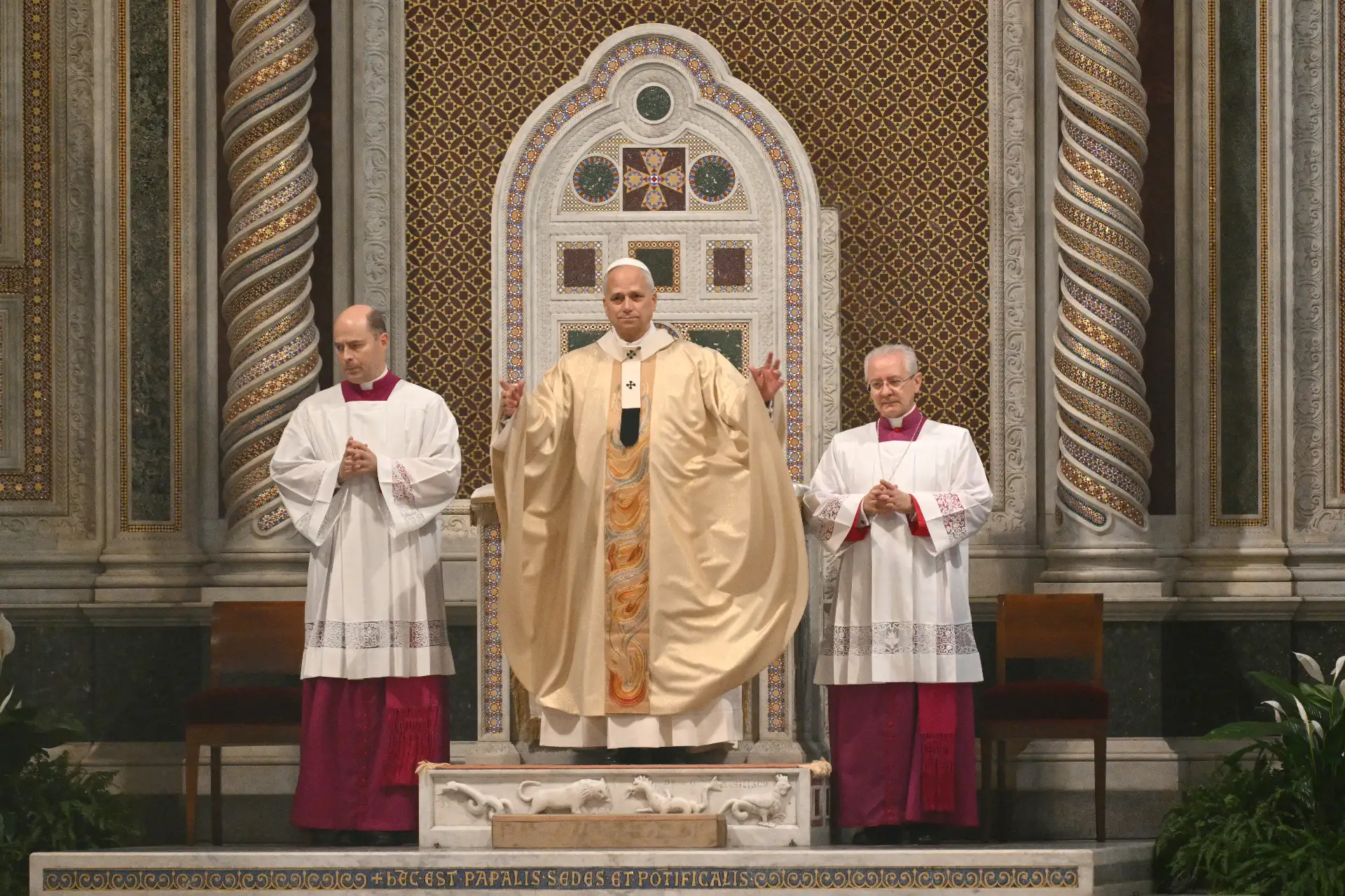 El papa León XIV oficia una misa en la basílica de San Juan de Letrán en Roma. Foto: AFP