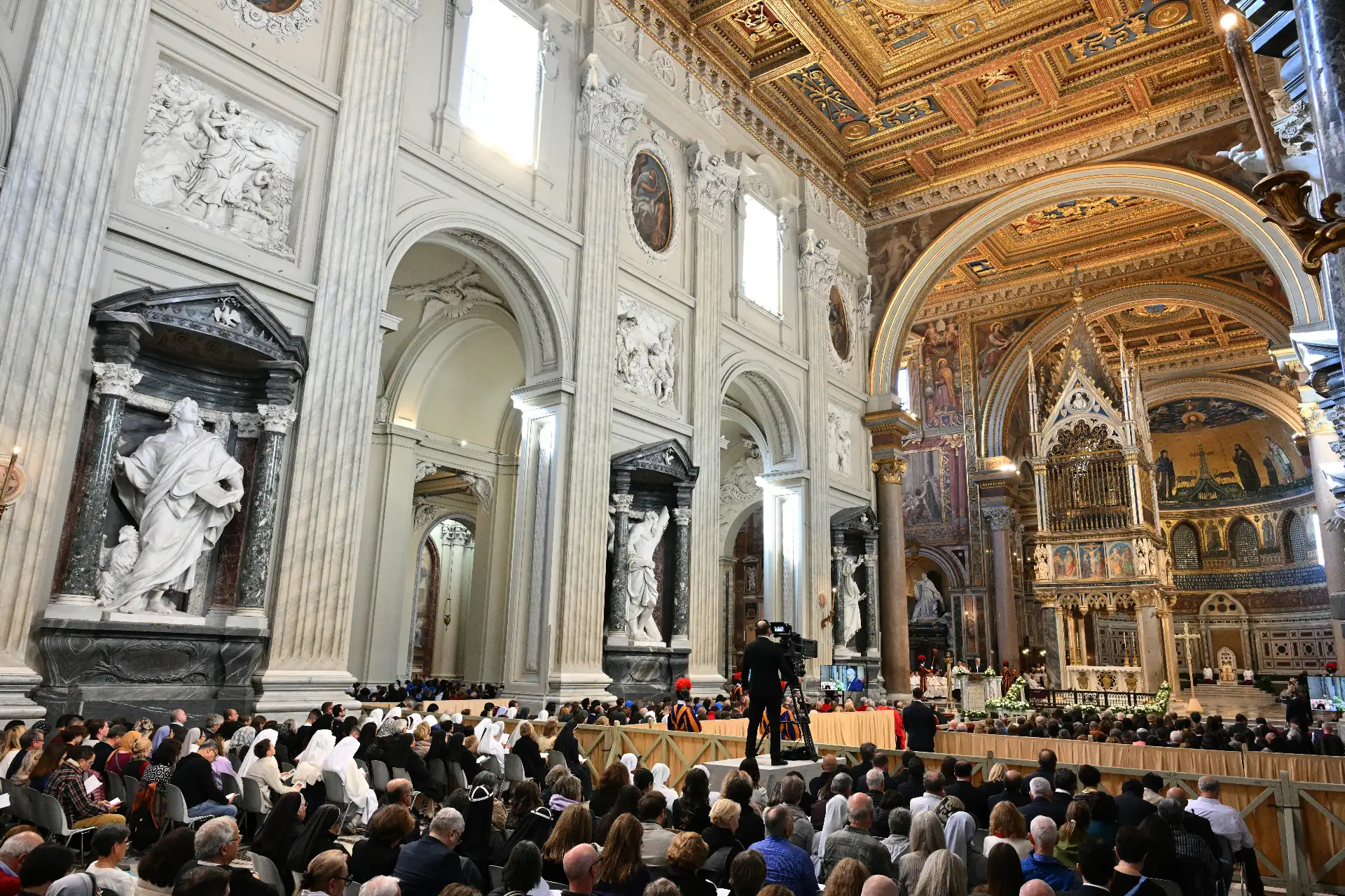 El papa León XIV oficia una misa en la basílica de San Juan de Letrán en Roma. Foto: AFP