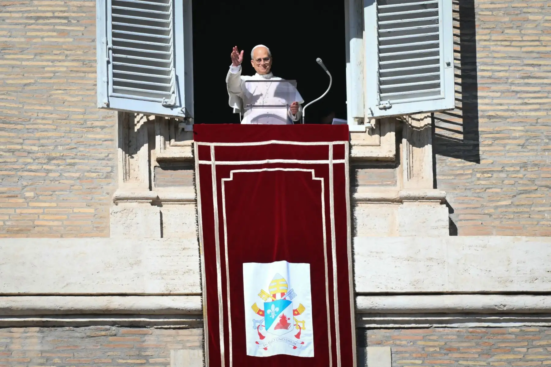 El Papa León XIV saluda desde la ventana del palacio apostólico con vistas a la plaza de San Pedro durante la oración del Ángelus en el Vaticano. Foto: AFP